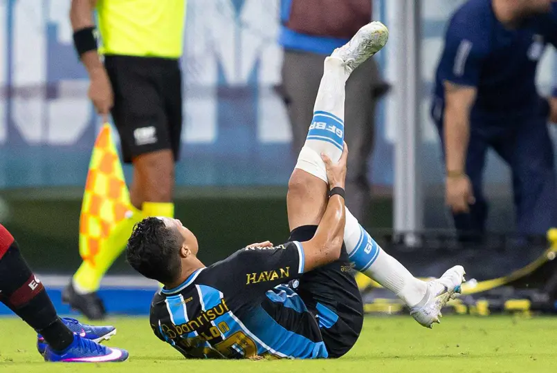 El tobillo de Marlon de Gremio quedó volteado de forma antinatural | GROSBY