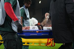 Noa Lang fue retirado en camilla tras su percance en el parido entre Liverpool y Galatasaray | AP
