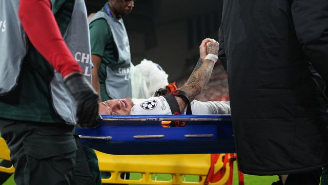 Noa Lang fue retirado en camilla tras su percance en el parido entre Liverpool y Galatasaray | AP