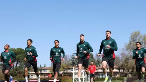 Santiago Giménez en los entrenamientos del AC Milan | x:@ acmilan