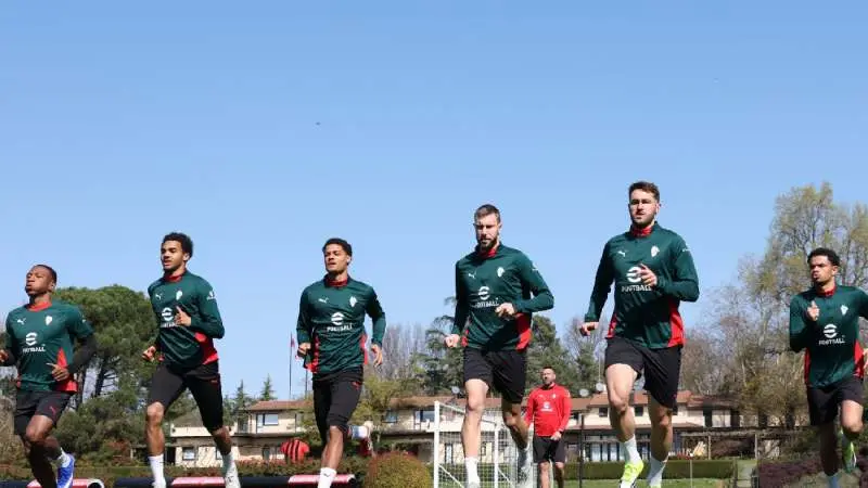 Santiago Giménez en los entrenamientos del AC Milan | x:@ acmilan
