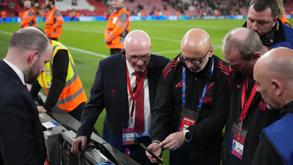 Oficiales revisan las vallas publicitarias de Anfield tras el partido de Liverpool contra Galatasaray | AP