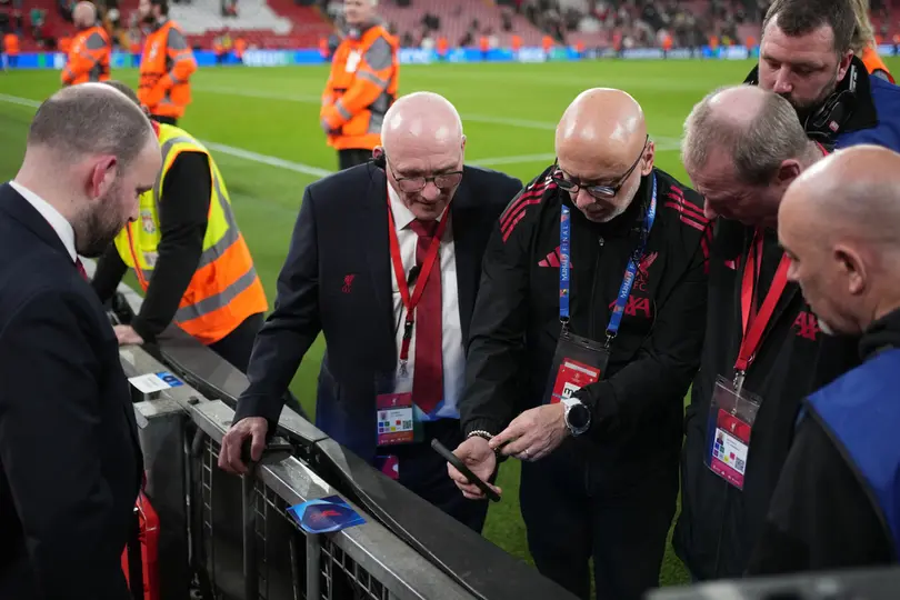 Oficiales revisan las vallas publicitarias de Anfield tras el partido de Liverpool contra Galatasaray | AP