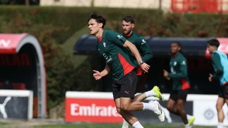 Santi Giménez en entrenamiento con el AC Milan | x:@acmilan