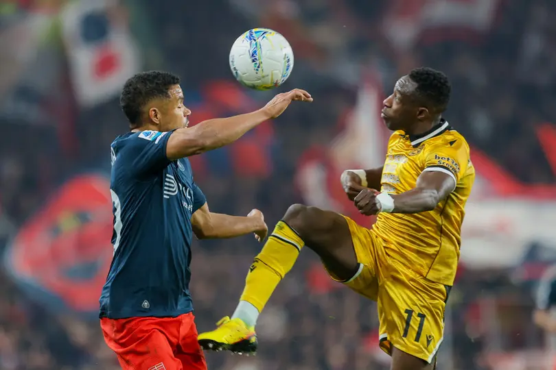 Pelea de balón Genoa vs Udinese l AP