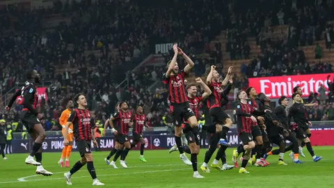 AC Milán celebra tras vencer al Inter de Milán l AP