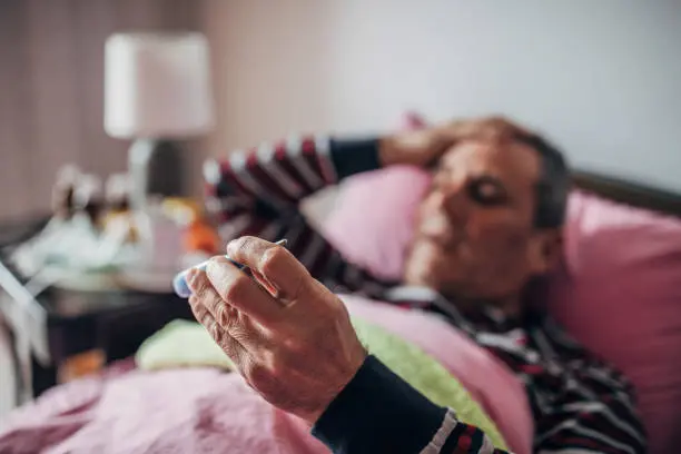 Fiebre persistente y malestar general son algunos de los síntomas más comunes asociados a este hongo. / iStock