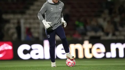 Luis Cárdenas calentando con Rayados l MEXSPORT