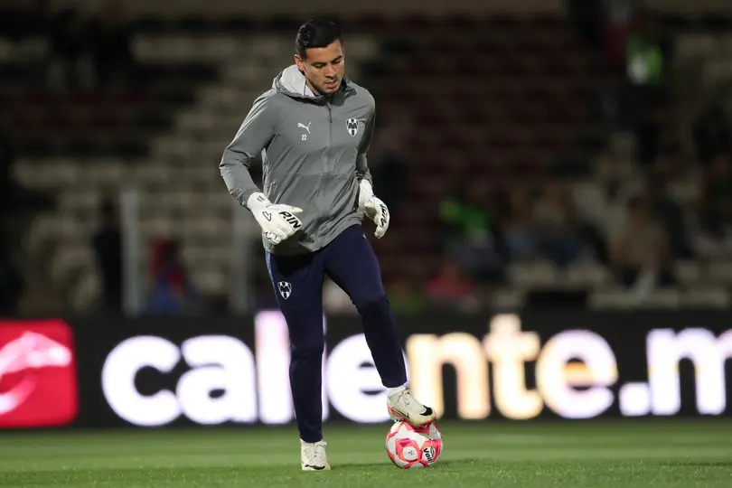 Luis Cárdenas calentando con Rayados l MEXSPORT