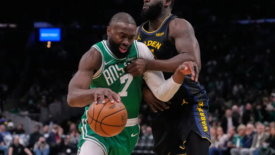 Jaylen Brown se enfrenta a Draymond Green en el partido entre los Boston Celtics y los Golden State Warriors | AP