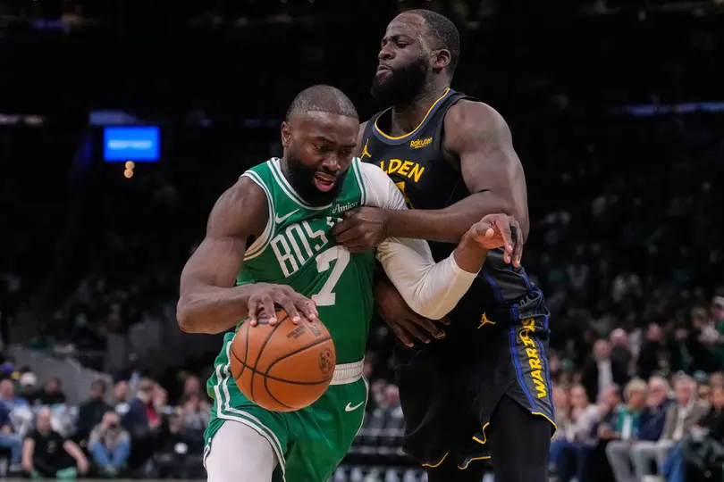 Jaylen Brown se enfrenta a Draymond Green en el partido entre los Boston Celtics y los Golden State Warriors | AP
