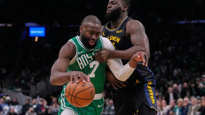 Jaylen Brown se enfrenta a Draymond Green en el partido entre los Boston Celtics y los Golden State Warriors | AP