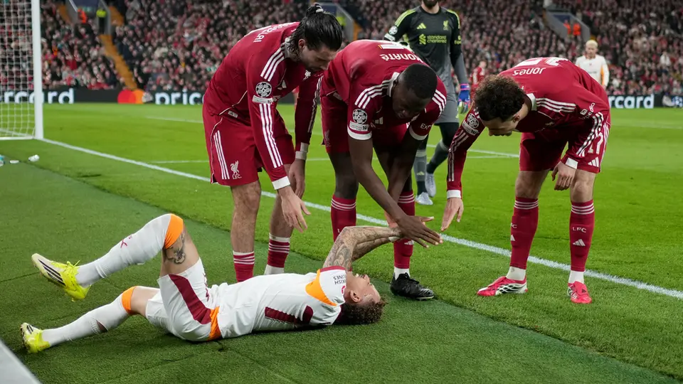 Jugadores de Liverpool atienden a Noa Lang en el partido contra Galatasaray | AP