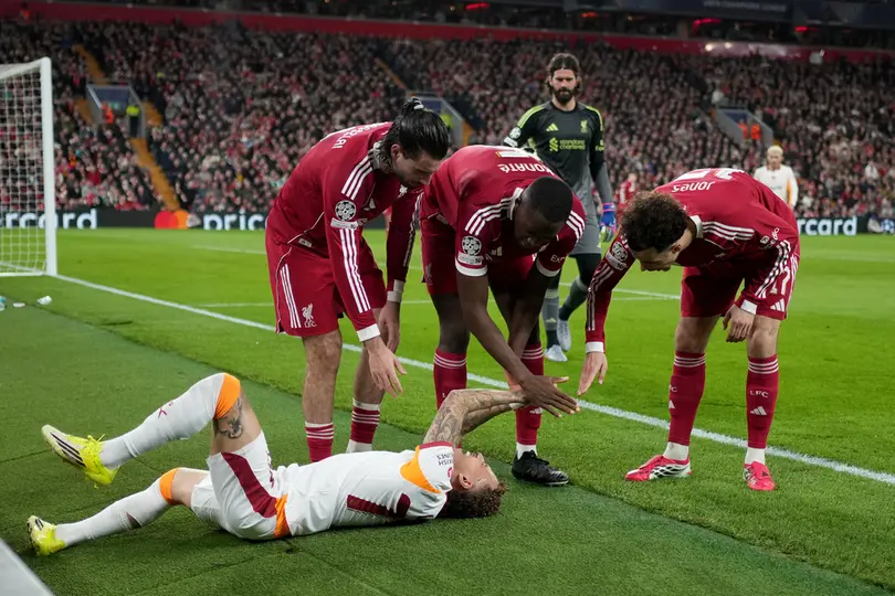 Jugadores de Liverpool atienden a Noa Lang en el partido contra Galatasaray | AP