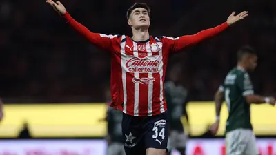 'Hormiga' González apunta a la temporada goleadora más alta en la historia de Chivas