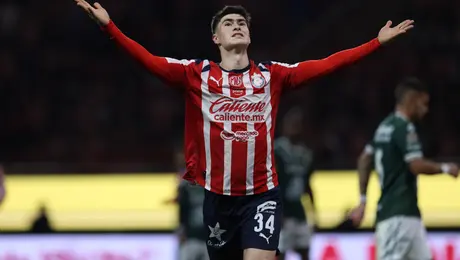 'Hormiga' González apunta a la temporada goleadora más alta en la historia de Chivas