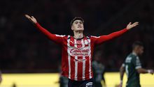 'Hormiga' González apunta a la temporada goleadora más alta en la historia de Chivas