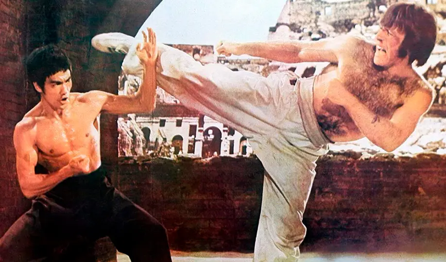 Chuck Norris saltó a la fama tras su icónica pelea con Bruce Lee en 'El Furor del Dragón' / FB: @officialchucknorrispage