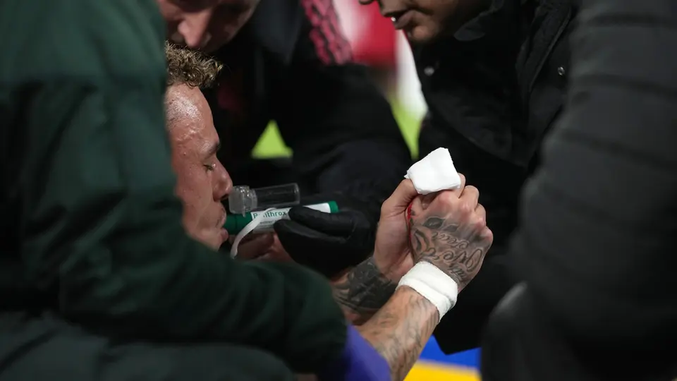 Noa Lang recibe atención médica tras su lesión en el partido entre Liverpool y Galatasaray | AP