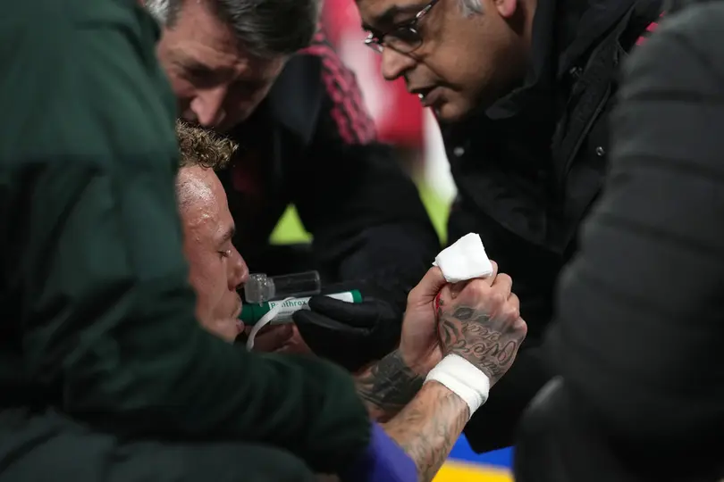 Noa Lang recibe atención médica tras su lesión en el partido entre Liverpool y Galatasaray | AP