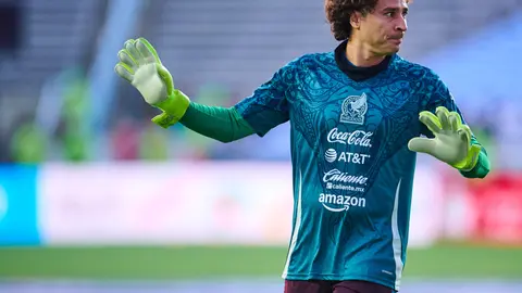 Guillermo Ochoa en un calentamiento con la Selección Mexicana l MEXSPORT