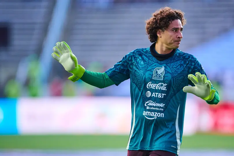 Guillermo Ochoa en un calentamiento con la Selección Mexicana l MEXSPORT