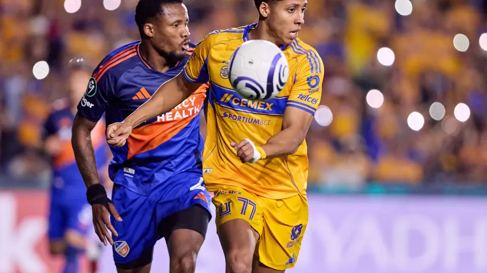 Herrera peleando un balón ante Cincinnati l MEXSPORT