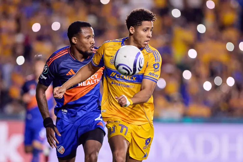 Herrera peleando un balón ante Cincinnati l MEXSPORT