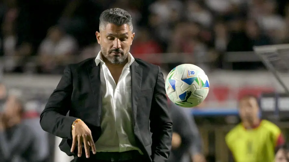 javier Gandolfi controlando el balón l GROSBY