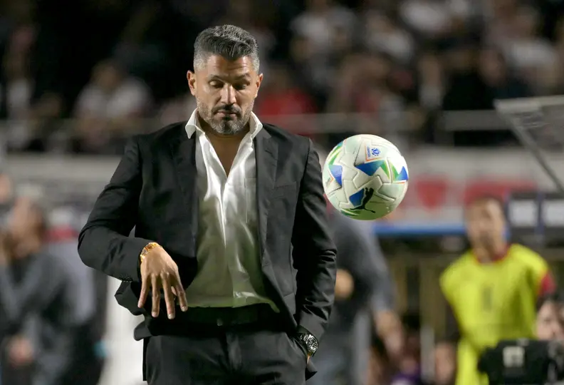javier Gandolfi controlando el balón l GROSBY