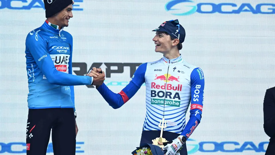 Isaac del Toro saludando a su homólogo tras el Tirreno-Adriático 2026 l MEXSPORT