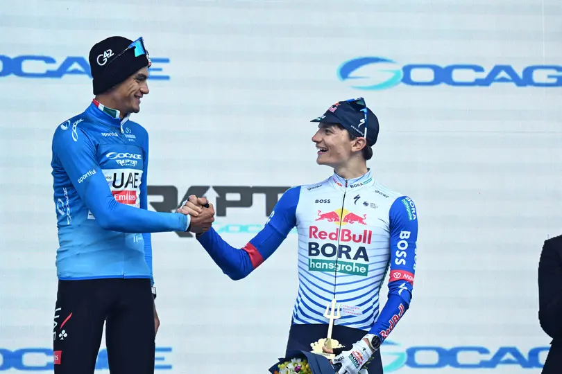 Isaac del Toro saludando a su homólogo tras el Tirreno-Adriático 2026 l MEXSPORT
