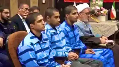 Los tres hombres fueron arrestados por protestar en ereno | CAPTURA