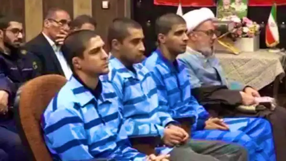 Los tres hombres fueron arrestados por protestar en ereno | CAPTURA
