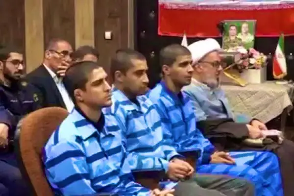 Los tres hombres fueron arrestados por protestar en ereno | CAPTURA