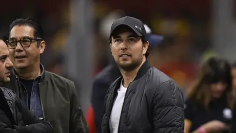 ¿Traición a América? Checo Pérez estuvo presente en la goleada de Chivas ante León