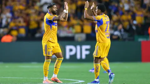 Rodrigo Aguirre y Ozziel Herrera en celebración de gol ante FC Cincinnati | IMAGO 7