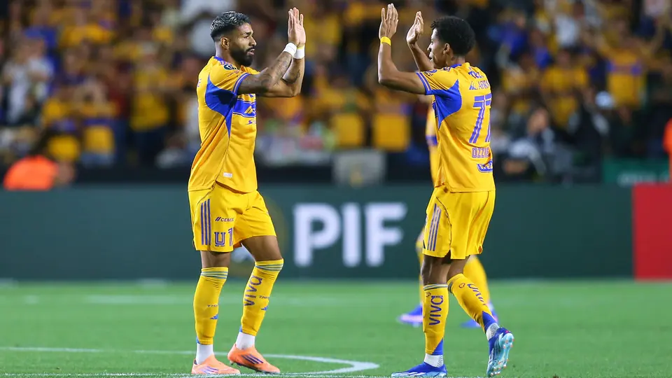 Rodrigo Aguirre y Ozziel Herrera en celebración de gol ante FC Cincinnati | IMAGO 7