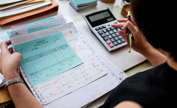 El uso de deducciones personales puede ayudarte a reducir impuestos o generar saldo a favor / FREEPIK