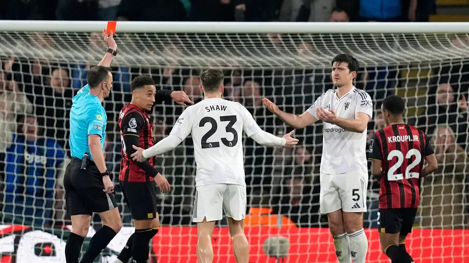 Harry Maguire siendo expulsado ante Bournemouth | AP
