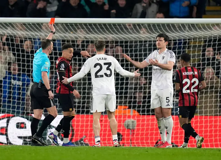 Harry Maguire siendo expulsado ante Bournemouth | AP
