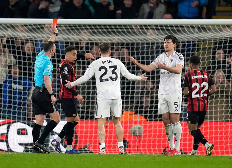 Harry Maguire siendo expulsado ante Bournemouth | AP