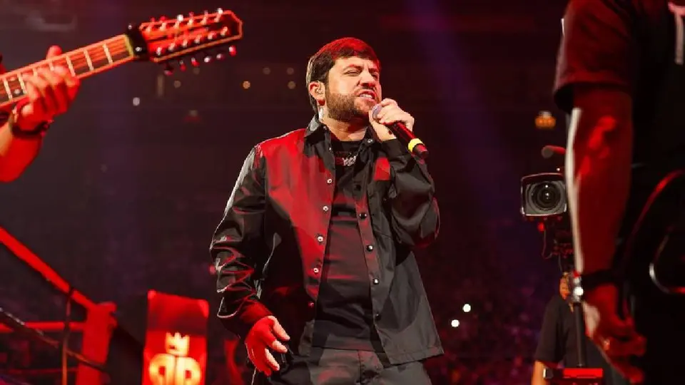 Luis R Conriquez fue uno de los cantantes que se presentó en el evento/Ring Royale