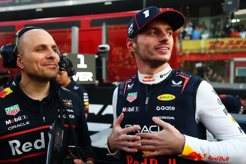 Max Verstappen y Gianpiero Lambiasse en el Gran Premio de Abu Dhabi 2025 | RED BULL