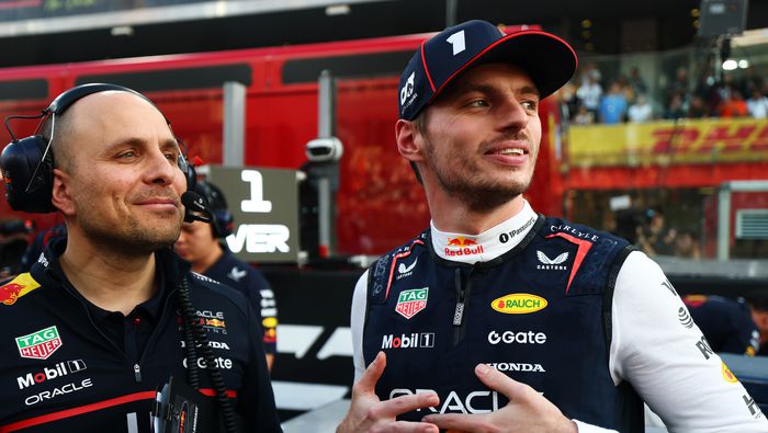 Max Verstappen y Gianpiero Lambiasse en el Gran Premio de Abu Dhabi 2025 | RED BULL