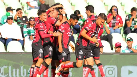 Manuel Capasso celebrando su gol ante Santos con toda la plantilla