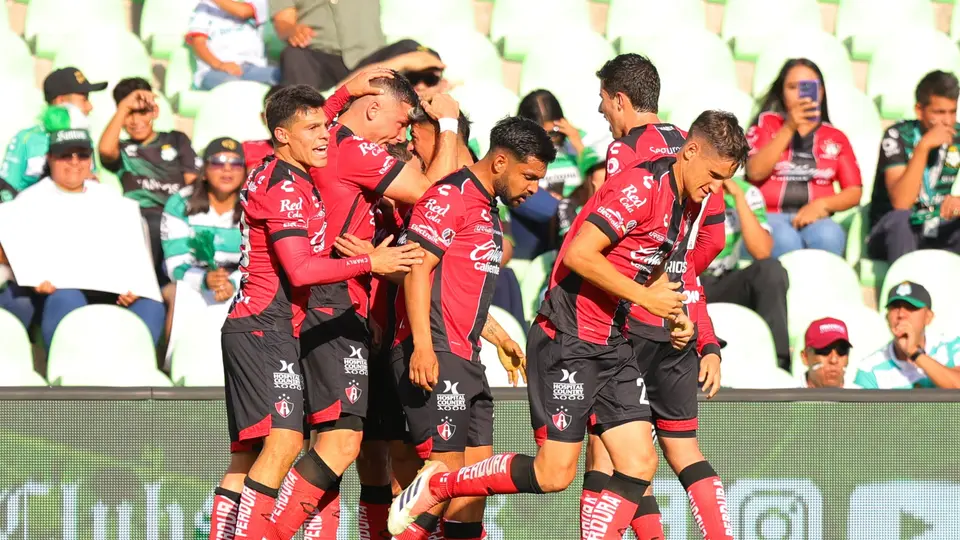 Manuel Capasso celebrando su gol ante Santos con toda la plantilla
