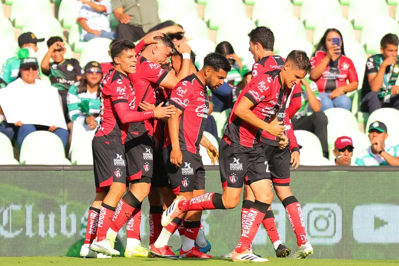 Manuel Capasso celebrando su gol ante Santos con toda la plantilla