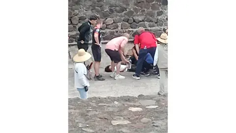 El sujeto vestía camisa de cuadros y cubrebocas al momento del incidente, según registros visuales./ X: @marianoosorio1