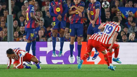 Julián Álvarez en el partido de Champions League de Atlético de Madrid contra Barcelona | AP